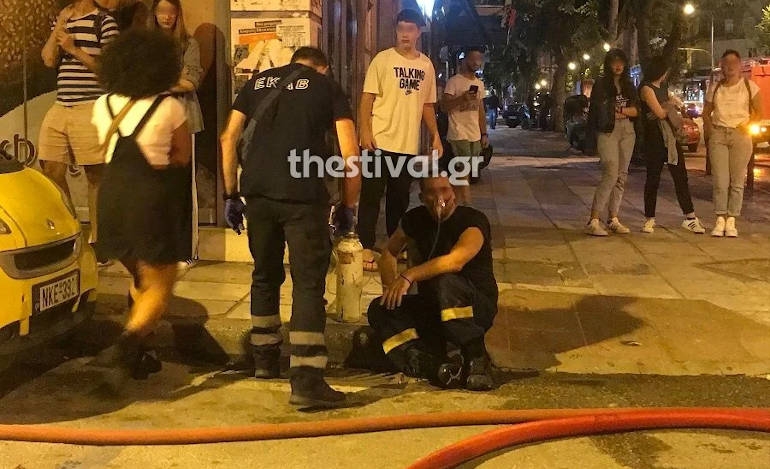 Δώδεκα απεγκλωβισμοί μετά από φωτιά στο κέντρο της Θεσσαλονίκης