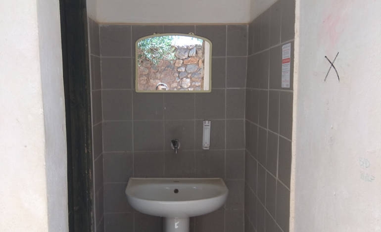 Προστασία των αρχαιοτήτων με το WC για τους επισκέπτες στους Δελφούς κλειδωμένο...
