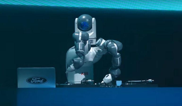 Ρομπότ σε ρόλο DJ παρουσιάζει το νέο Fiesta! (video)