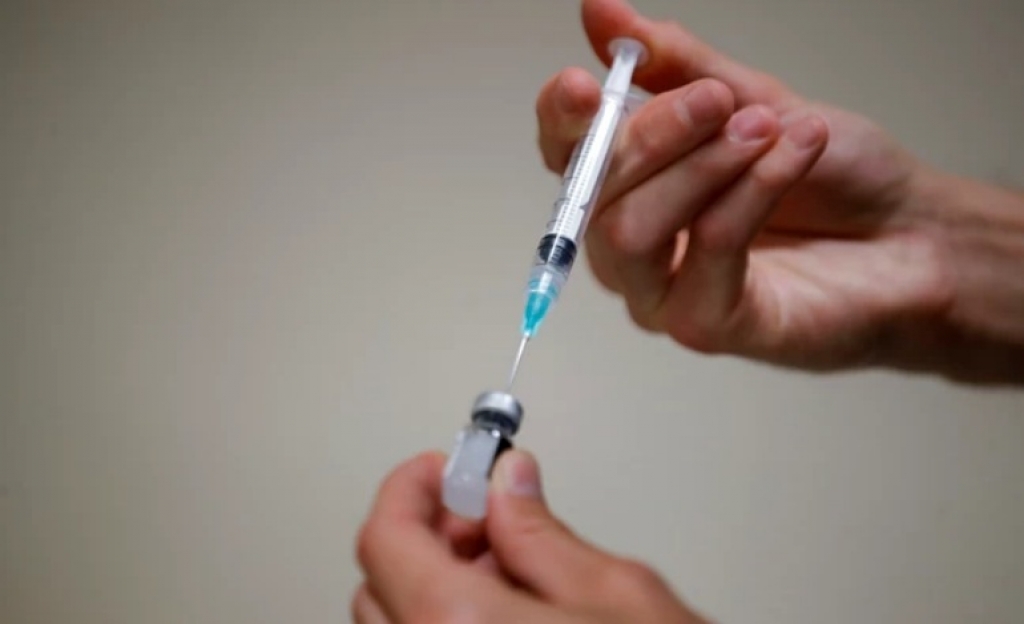 Υποχρεωτικός ο εμβολιασμός για τους άνω των 60