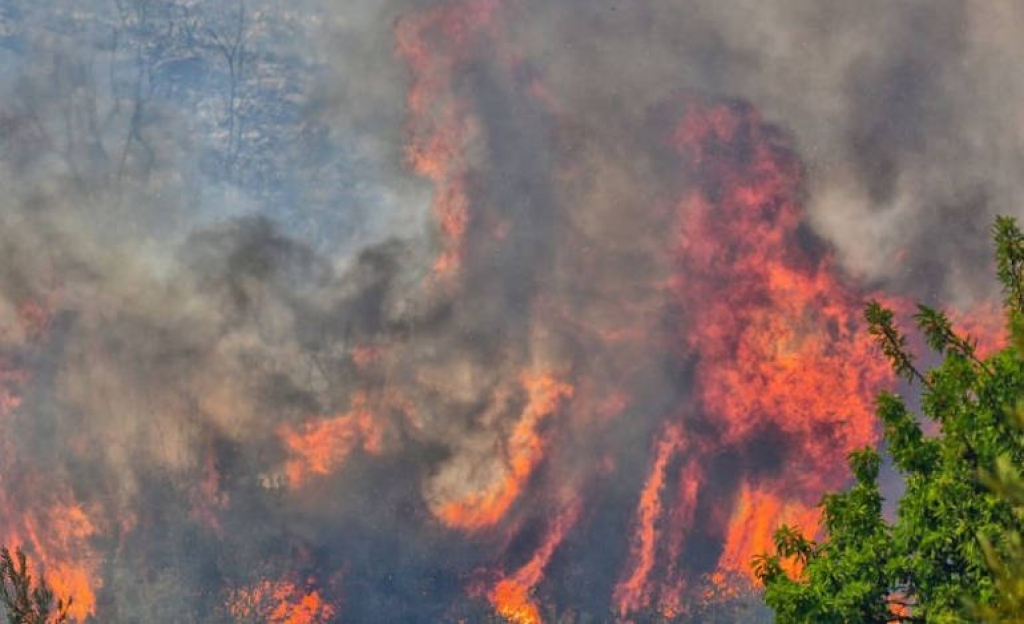 Βελτιωμένη η εικόνα της φωτιάς στην Αχαϊα - Μεγάλος κίνδυνος σε 4 περιφέρειες