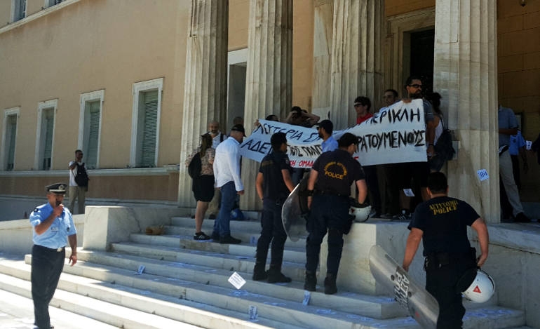 Εισβολή του «Ρουβίκωνα» στον προαύλιο χώρο της Βουλής - Αντιδράσεις από την αντιπολίτευση