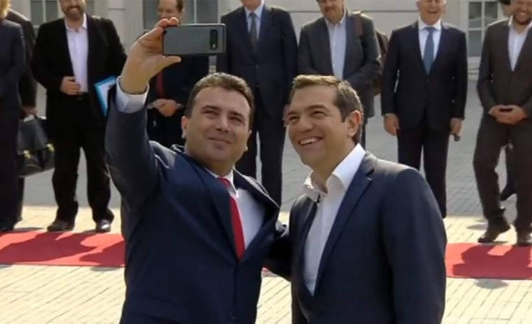 Δια χειρός Ζάεφ η ιστορική selfie μπροστά στο κυβερνητικό κτίριο στα Σκόπια