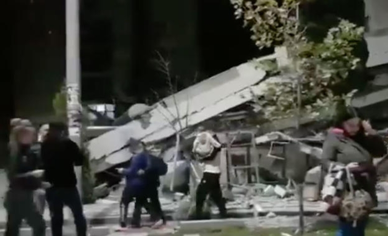 Τουλάχιστον 13 νεκροί από τον σεισμό στην Αλβανία - Κλιμάκιο της ΕΜΑΚ στα Τίρανα