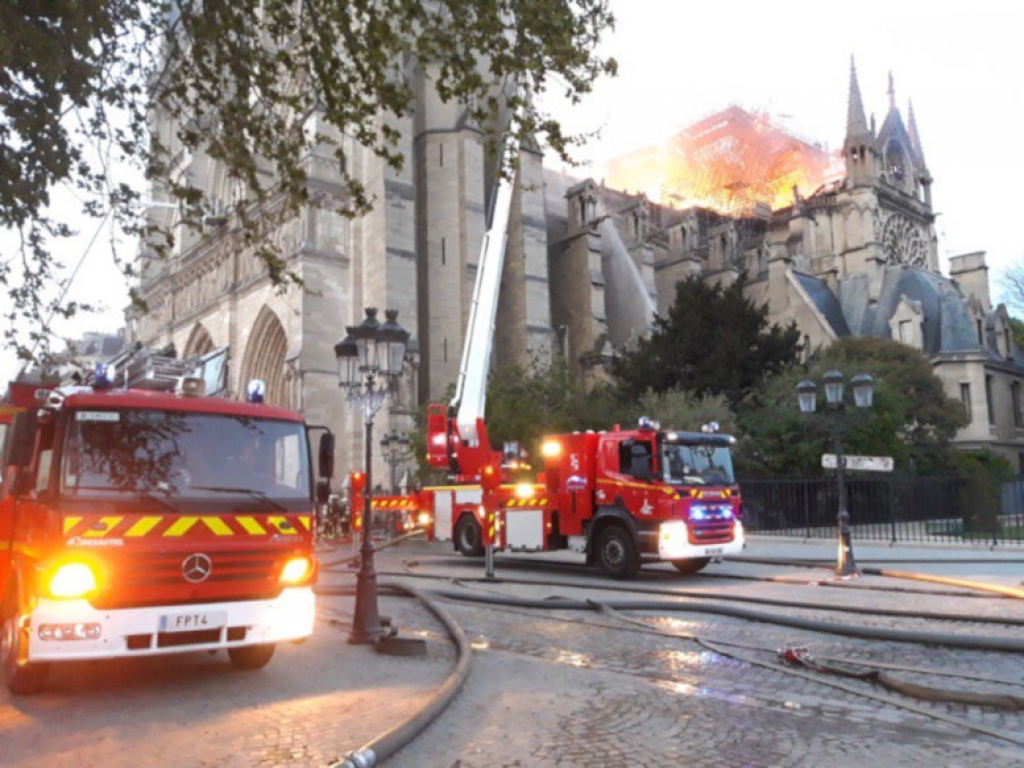 Γαλλία: Φλέγεται η Παναγία των Παρισίων - Κατέρρευσε η οροφή