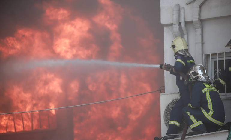Μεγάλη φωτιά σε εργοστάσιο στη Μεταμόρφωση (video)