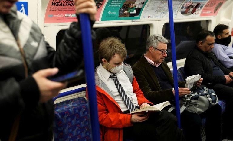 Με μάσκες αρκετοί επιβάτες στο λονδρέζικο μετρό