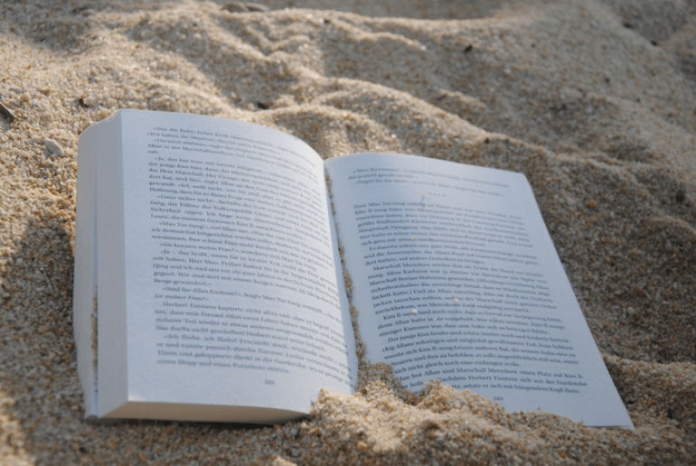 4 συγγραφείς προτείνουν βιβλία για τις διακοπές