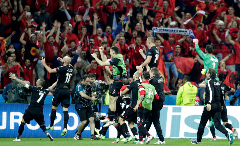 Χέρι - χέρι στους «16» Γαλλία, Ελβετία, νίκησε και περιμένει η Αλβανία