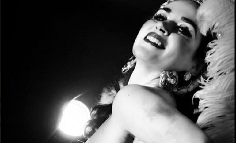 Ο «Στενός Κορσές» παρουσιάζει το burlesque musical Αμπαζούρρρρ!!!!! (video)