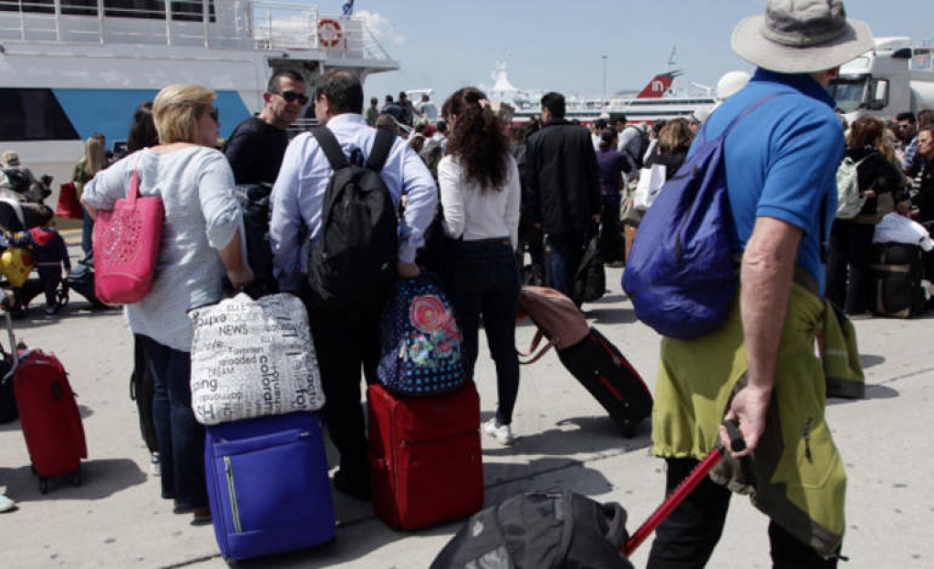 Δεκάδες χιλιάδες εκδρομείς φεύγουν από την Αθήνα με πλοία