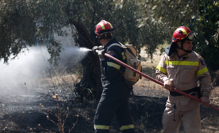 Τρεις πυροσβέστες με εγκαύματα από την φωτιά στο Λαγονήσι