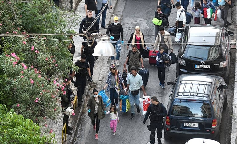 Νέα εκκένωση κατάληψης με 130 πρόσφυγες και μετανάστες στο κέντρο της Αθήνας