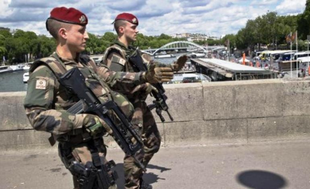 Νέο σοκ στη Γαλλία: Οδηγός προσπάθησε να χτυπήσει στρατιωτικούς