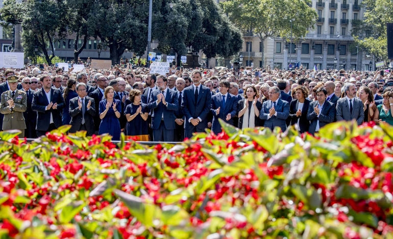 Ο Βασιλιάς Φίλιππος ο 6ος ης Ισπανίας στη &quot;στιγμή της σιωπής&quot; χθες στην Πλατεία της Καταλονίας στην Βαρκελώνη