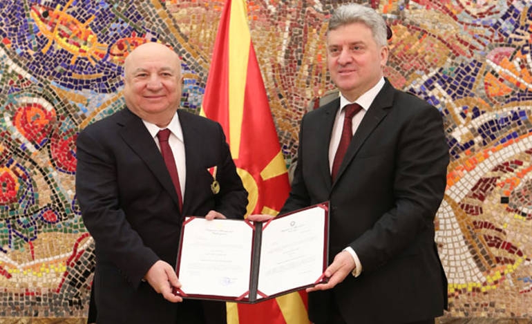 Ο πρόεδρος Ιβανοφ απομένει το μετάλιο των αξιών στον προεδρο της τουρκικής TAV, Σανι Σενέρ