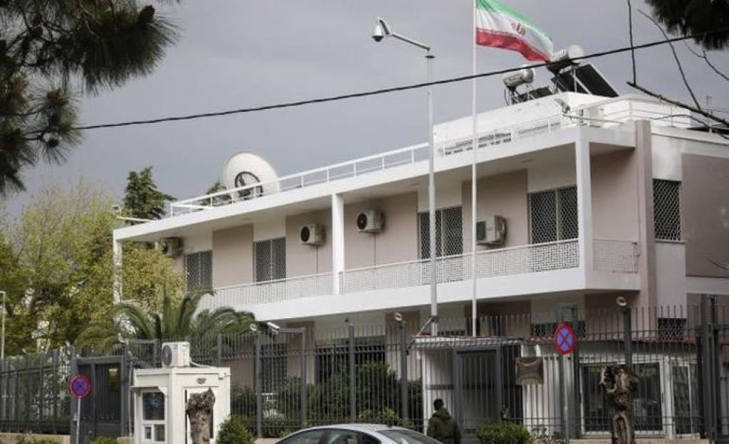 Επίθεση Ρουβίκωνα στην πρεσβεία του Ιράν για τους «δολοφονημένους Κούρδους αγωνιστές»