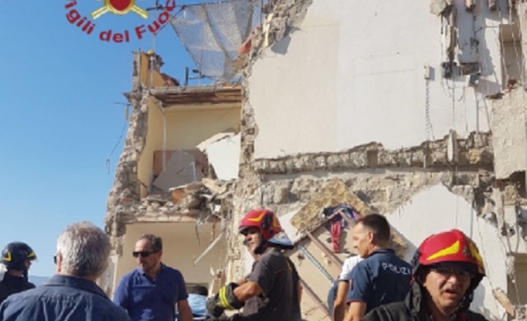 Τραγωδία στη Νάπολη: Κατέρρευσε κτίριο, αγνοούνται οκτώ άνθρωποι (Video)