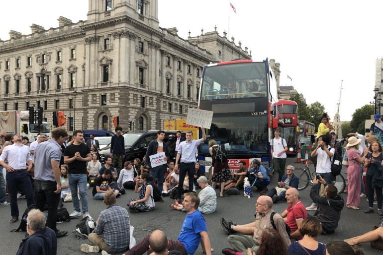 Βρετανία: Διαδηλώσεις διαμαρτυρίας κατά της αναστολής λειτουργίας του κοινοβουλίου