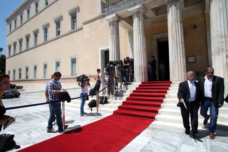 WSJ: Η Ελλάδα επιστρέφει στο κατεστημένο ύστερα από μία περίοδο «λαϊκιστών outsider» στην εξουσία