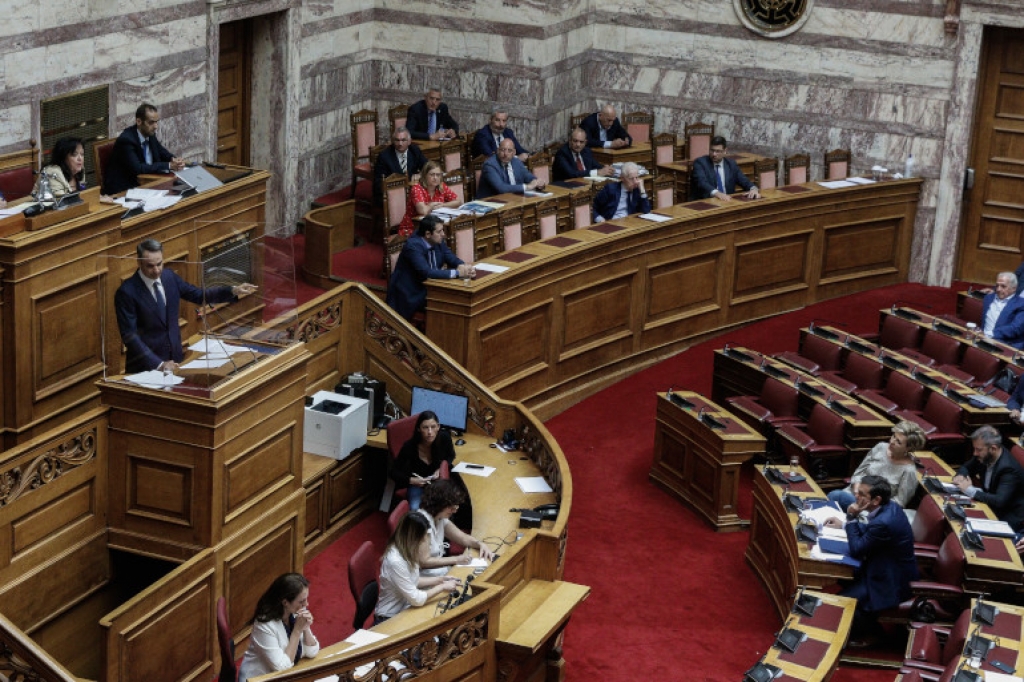 Βουλή: Σύγκρουση Μητσοτάκη - Τσίπρα για την οικονομία