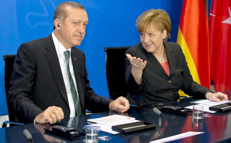 Η Μέρκελ εγγυάται προσωπικά για τους Τούρκους της Γερμανίας