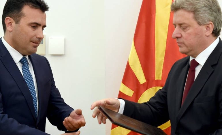 Ο σοσιαλδημοκράτης πρωθυπουργός της πΓΔΜ, Ζόραν Ζαεφ και ο κεντροδεξιός πρόεδρος Ιβάνοφ στην πρώτη συνάντηση τους μετά την συμφωνία για τον σχηματισμό κυβέρνησης Ζάεφ