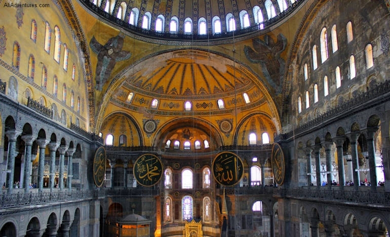 Η Ελλάδα μελετά τις αντιδράσεις της πριν από την πρώτη μουσουλμανική προσευχή στην Αγία Σοφία