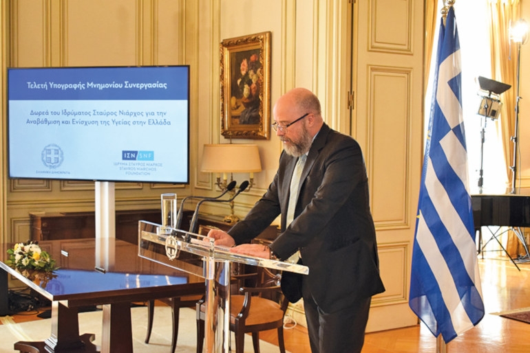 Ο Ανδρέας Δρακόπουλος, πρόεδρος του Δ.Σ. του κοινωφελούς Ιδρύματος Σταύρος Νιάρχος, κατά την υπογραφή της συμφωνίας με το ελληνικό Δημόσιο.