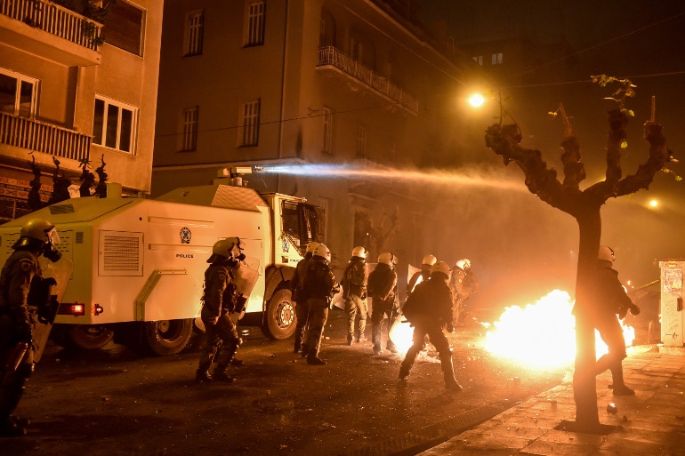 Μάχη στο κέντρο της Αθήνας: Οι «αύρες» της αστυνομίας απέναντι στις μολότοφ των κουκουλοφόρων