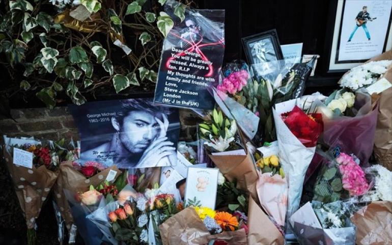Φίλοι, θαυμαστές και επώνυμοι αποχαιρετούν τον George Michael