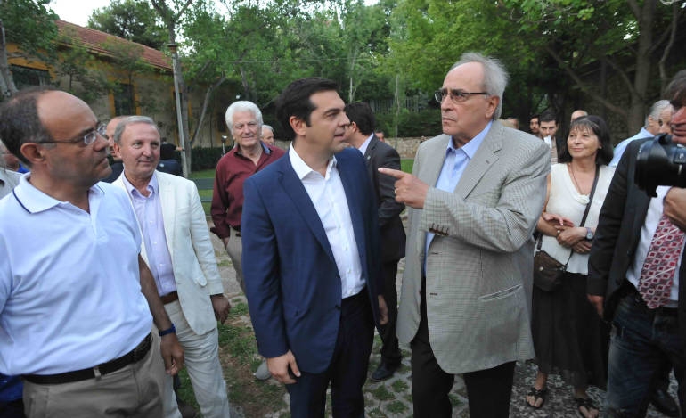 Λίγο μετά το δημοψήφισμα του 2015, Τσίπρας και Κωνσταντόπουλος στην εκδήλωση του Συνδέσμου Αντιστασιακών