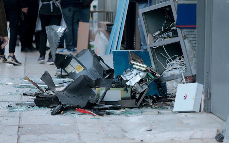 Γέμισε χαρτονομίσματα ο δρόμος στην Ηλιούπολη από ισχυρή έκρηξη σε ATM