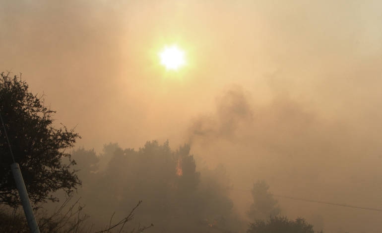 Στα 25 χιλιόμετρα η έκταση της φωτιάς στην Αττική - Καίγονται Ζάκυνθος και Αμαλιάδα