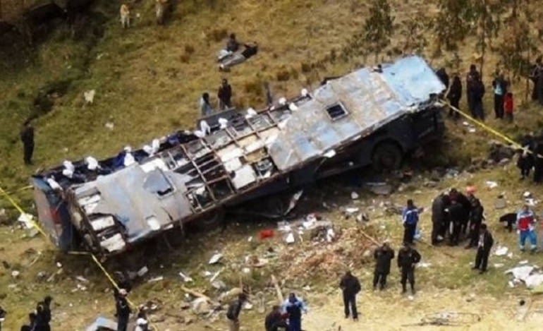 Λεωφορείο έπέσε σε χαράδρα 150 μέτρων στο Περού