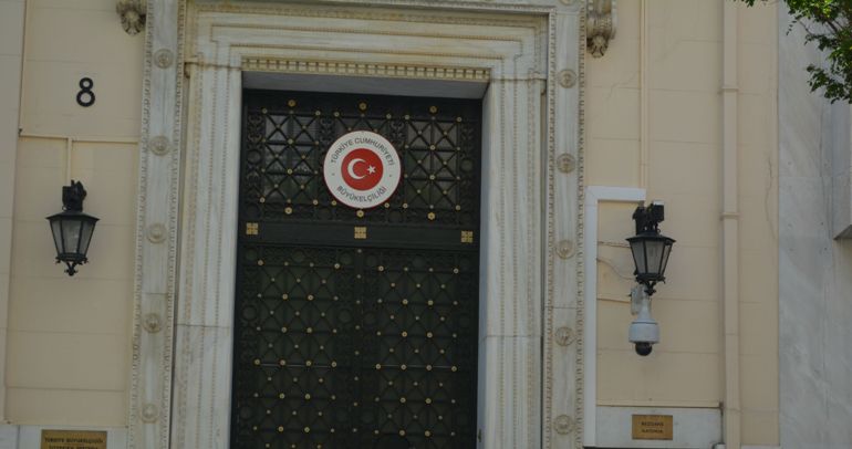 «Επίθεση» Ρουβίκωνα στην τουρκική πρεσβεία