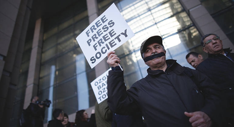 Τουρκία: Ξεκινά η δίκη των δημοσιογράφων της Cumhuriyet