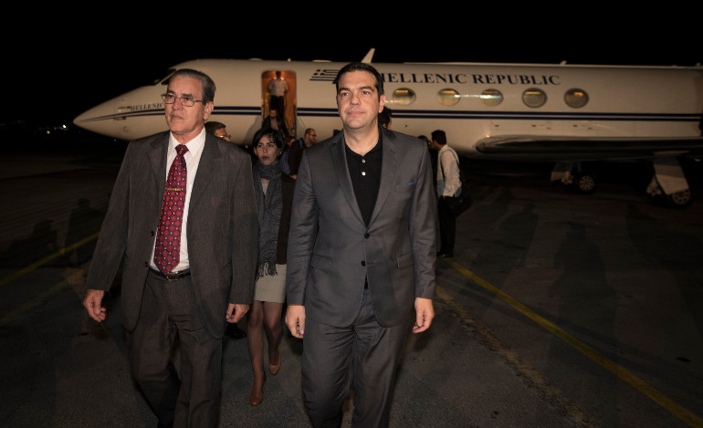 Συνεχίζεται ο πόλεμος ανακοινώσεων ΣΥΡΙΖΑ - ΝΔ για το ταξίδι Τσίπρα στο Παρίσι