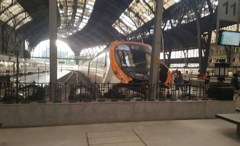 Δυστύχημα με δεκάδες τραυματίες στο σιδηροδρομικό σταθμό της Βαρκελώνης