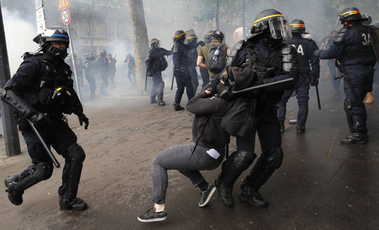 Μάχες αστυνομίας με τους διαδηλωτές κατά των μεταρρυθμίσεων Μακρόν
