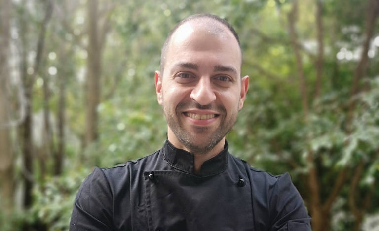 Σπύρος Μιχαήλ: Ο προσωπικός σεφ που μετατρέπει το σπίτι σας σε υψηλής ποιότητας εστιατόριο