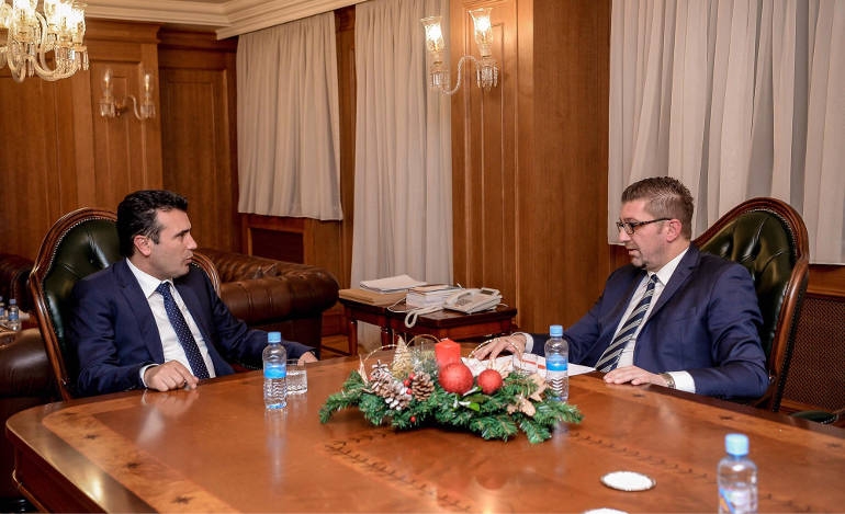 Ο πρωθυπουργός Ζόραν Ζάεφ και ο πρόεδρος του VMRO-DPMNE, Χτιστιάν Μίτσκοφσκι στο πρωθυπουργικό γραφείο
