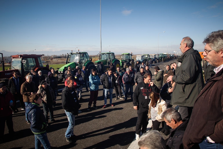 Καρδίτσα: Στους δρόμους οι αγρότες με τα τρακτέρ