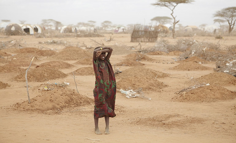 Κορίτσι μπροστά σε τάφους παιδιών στην Κένυα κατά τη μεγάλη ξηρασία του 2011