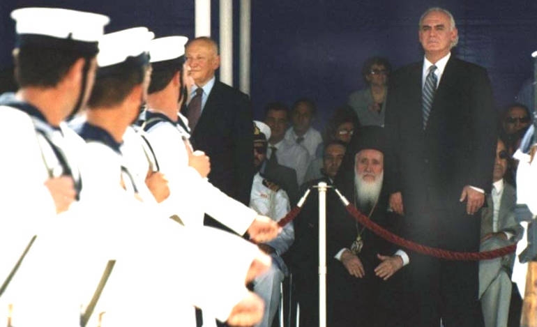 Η Εθνική Φρουρά της Κύπρου αποδίδει τιμές στον τότε Υπ. Άμυνας Άκη Τσοχατζόπουλο στην παρέλαση για την ανεξαρτησία της Κύπρου, την 1η Οκτωβρίου 1999