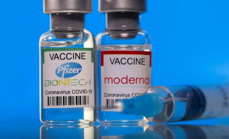 Η υποχώρηση της προστασίας από τα εμβόλια επιβάλλει τρίτη δοση λένε Pfizzer και Moderna