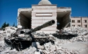 Κατεστραμμένο τανκ στην Αζάζ της Συρίας. Το μέτωπο έχει πλέον μεταφερθεί στο Ιντλίμπ