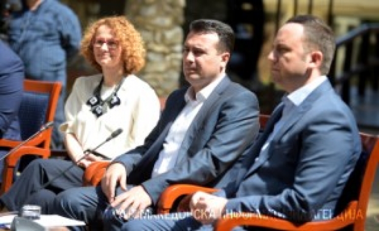 Ο πρωθυπουεργός της πΓΔΜ,,Ζόραν Ζάεφ εν μέσω της υπουργού Αμύνης, Ραντμίλα Σεκερίνσκα και του λββανικής καταγωγής Υπουεργού Ευρωπαϊκών Υποθέσεων, Μπουγιάρ Οσμανι