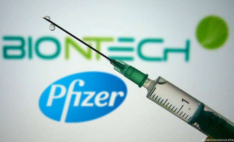 H Biontech καθησυχάζει για την επάρκεια του εμβολίου
