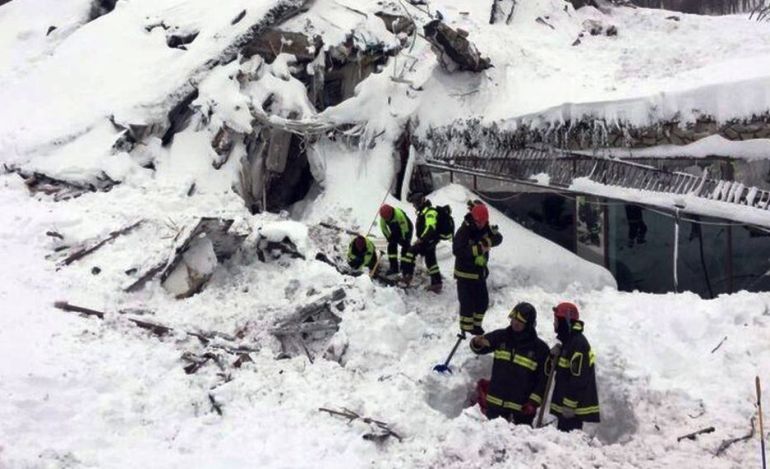 Έφθασαν τους 21 οι νεκροί από τη χιονοστιβάδα στην Ιταλία
